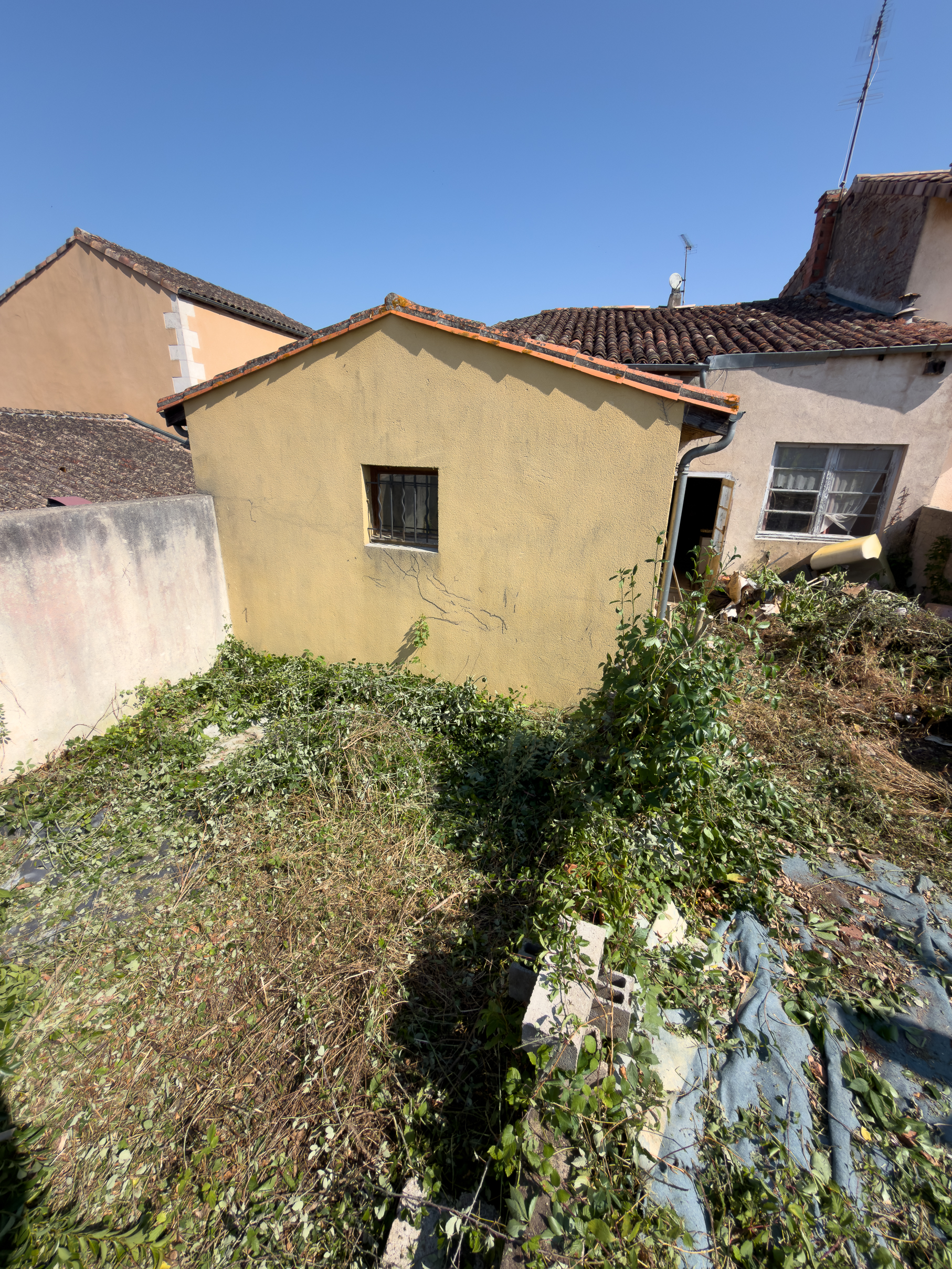 La maison vue du jardin